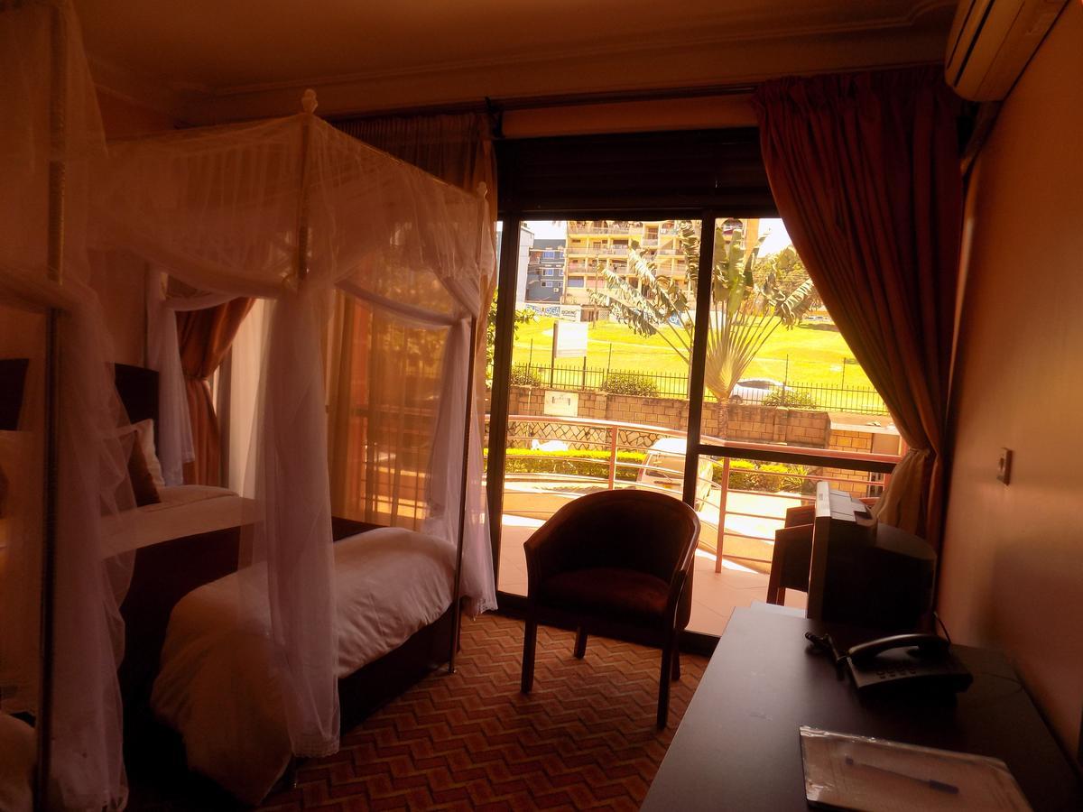 Entebbe Traveller'S Hotel Ngoại thất bức ảnh