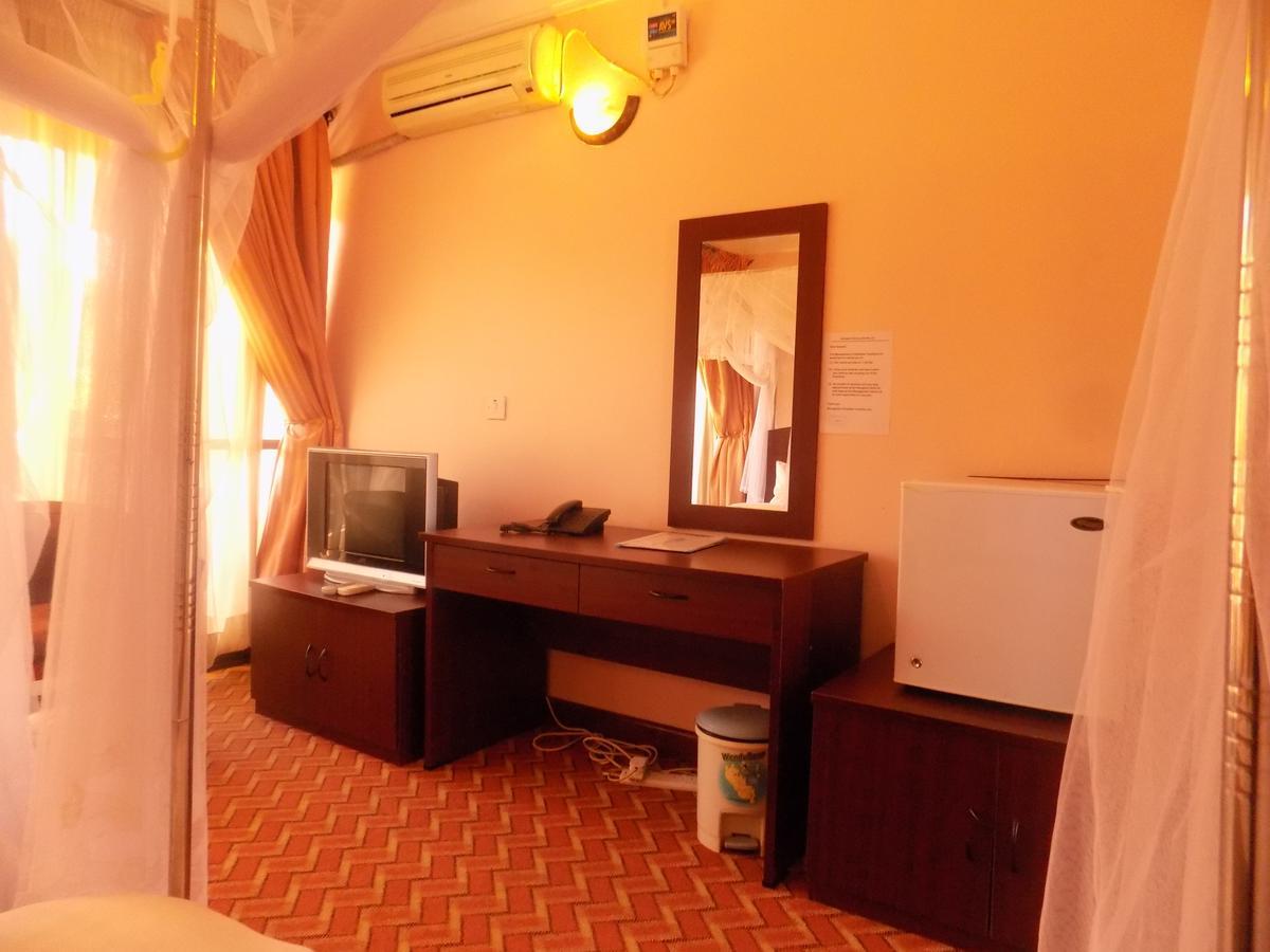 Entebbe Traveller'S Hotel Ngoại thất bức ảnh