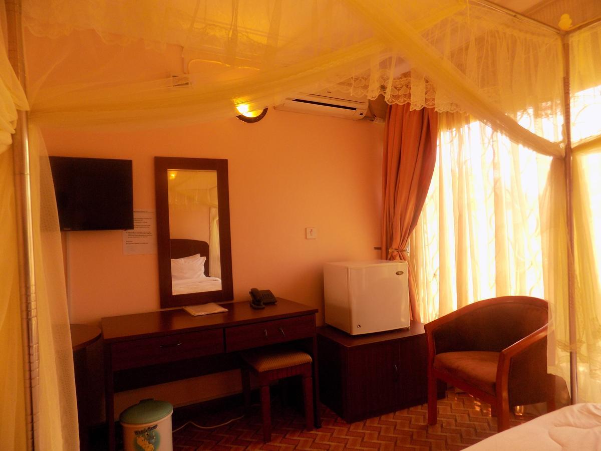 Entebbe Traveller'S Hotel Ngoại thất bức ảnh