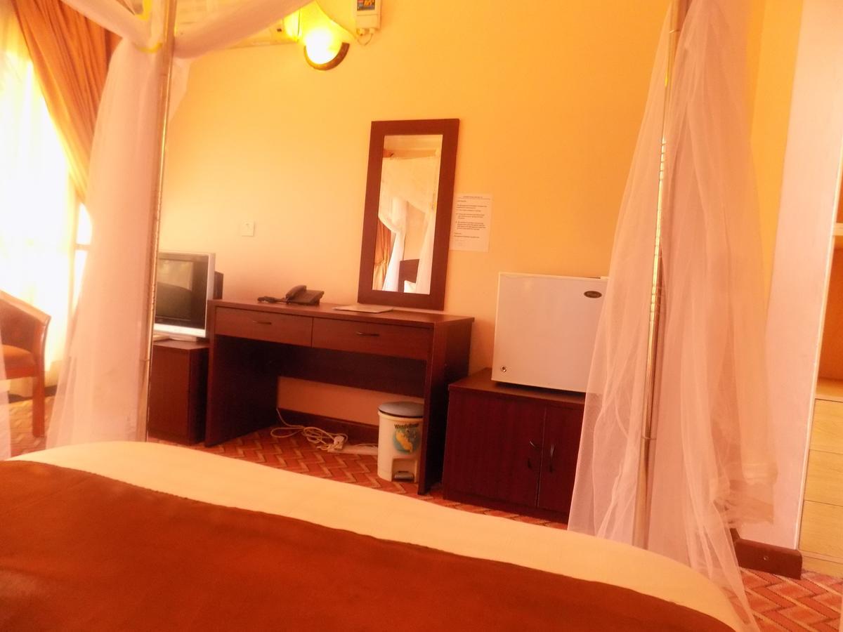Entebbe Traveller'S Hotel Ngoại thất bức ảnh
