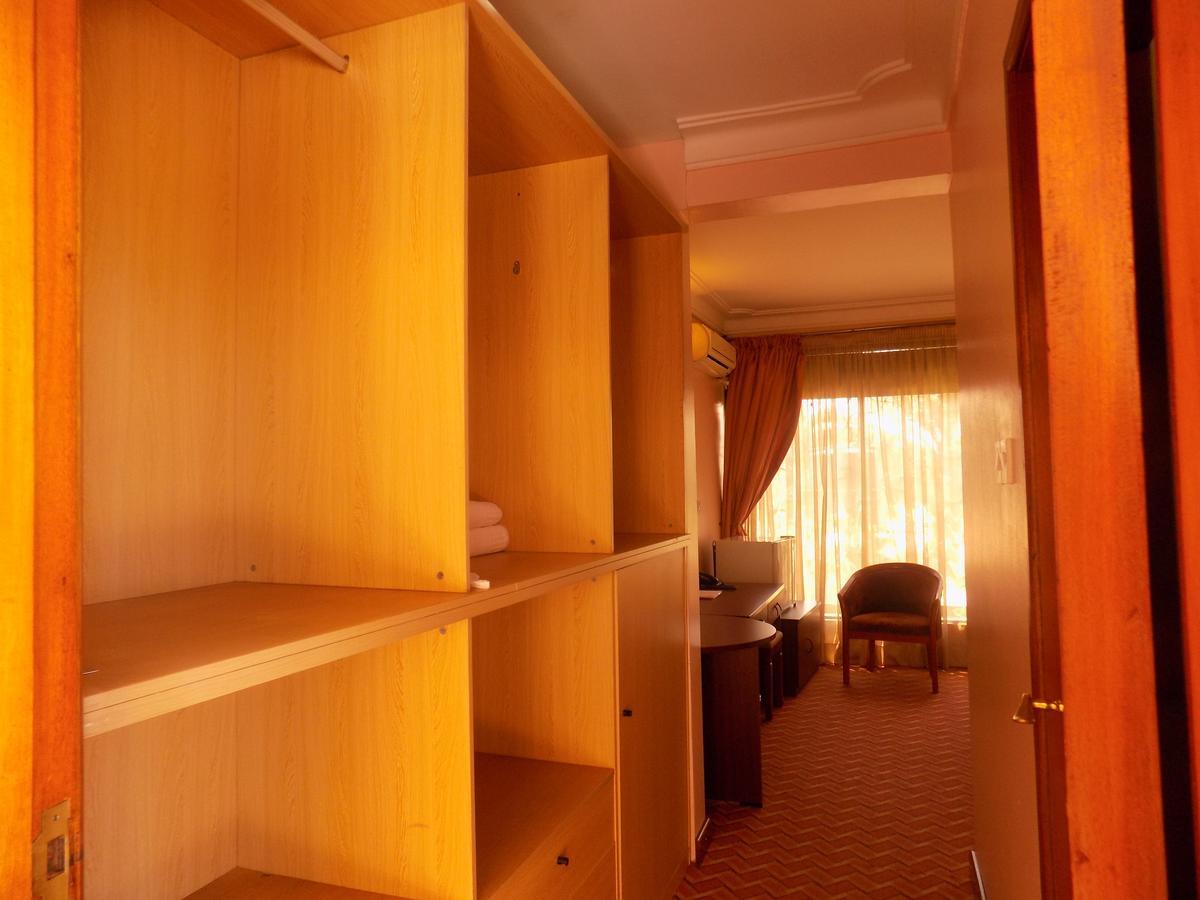 Entebbe Traveller'S Hotel Ngoại thất bức ảnh