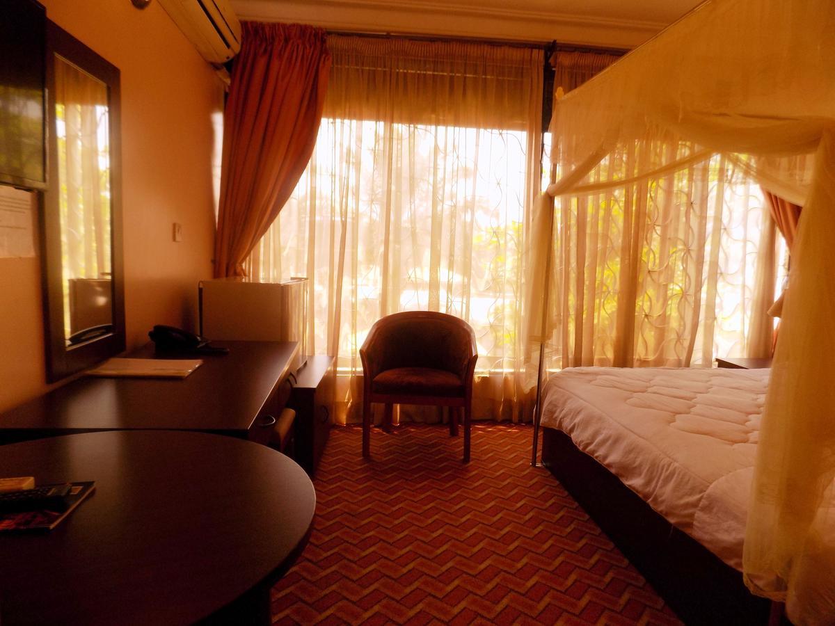 Entebbe Traveller'S Hotel Ngoại thất bức ảnh