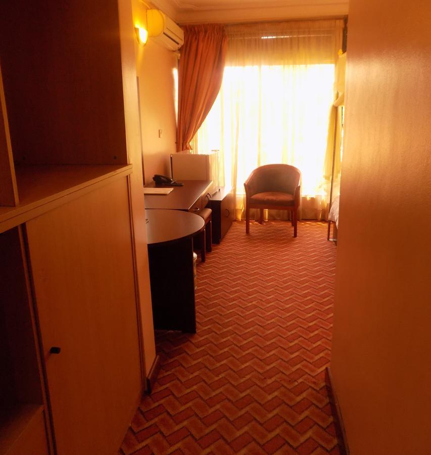 Entebbe Traveller'S Hotel Ngoại thất bức ảnh