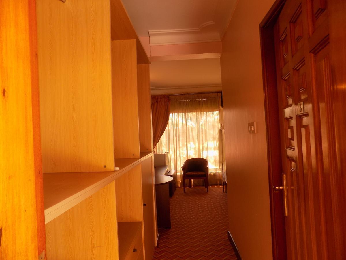Entebbe Traveller'S Hotel Ngoại thất bức ảnh
